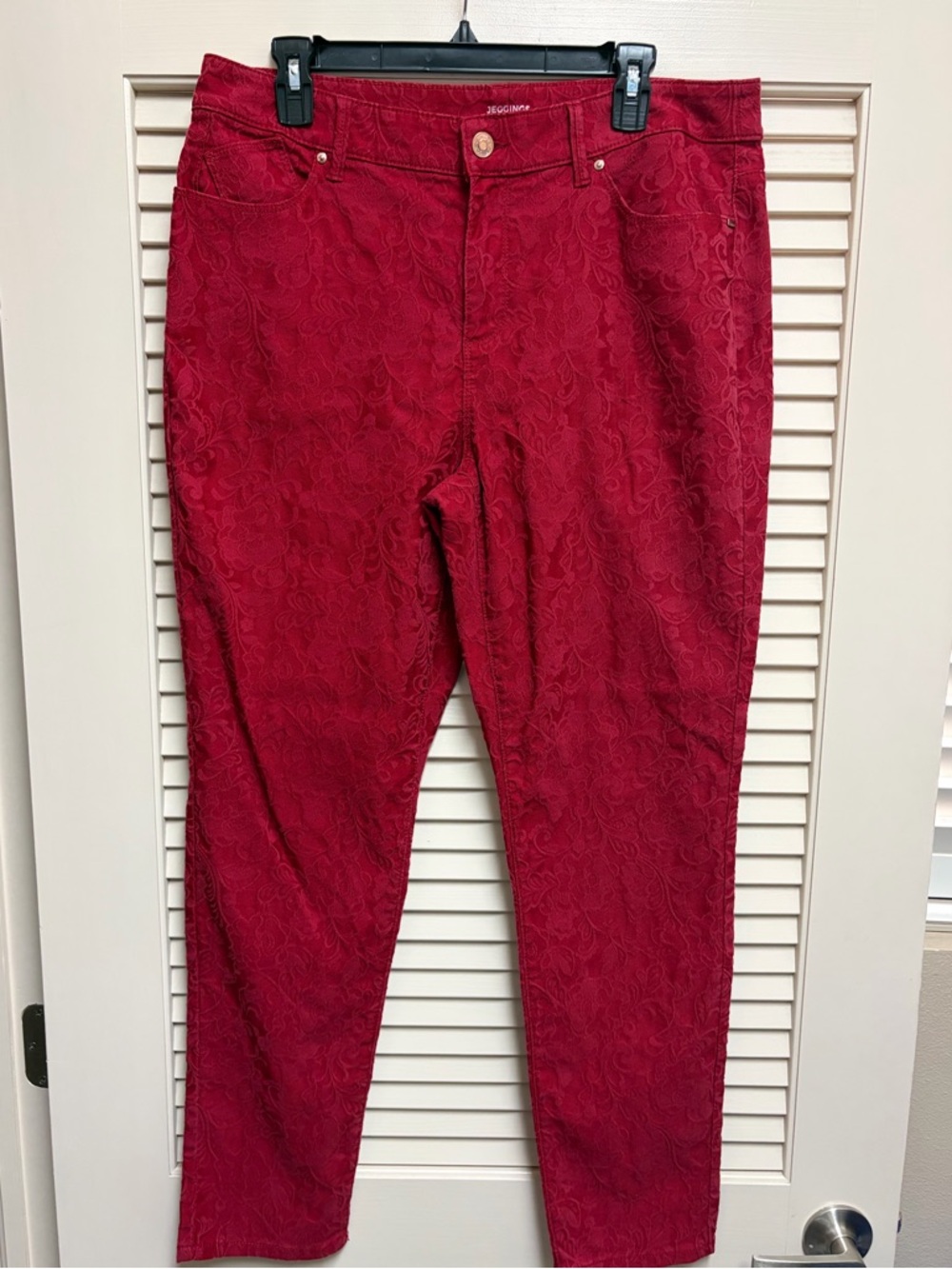 Chicos Red Textured Floral Jacquard Jeggings Size 2R US 12 Stretch Skinny Jeans